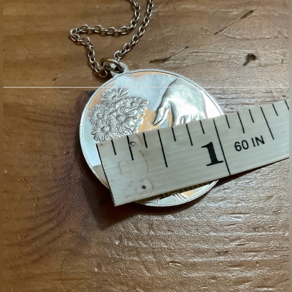 Franklin Mint: vintage (1973) Mother’s Day silver coin pendant and silver chain. - Picture 5 of 9